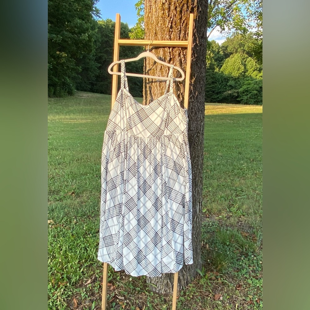 TORRID DRESS - Size 3 White & Black Plaid, Summer, Midi, Flowy, Lined, Sretchy
